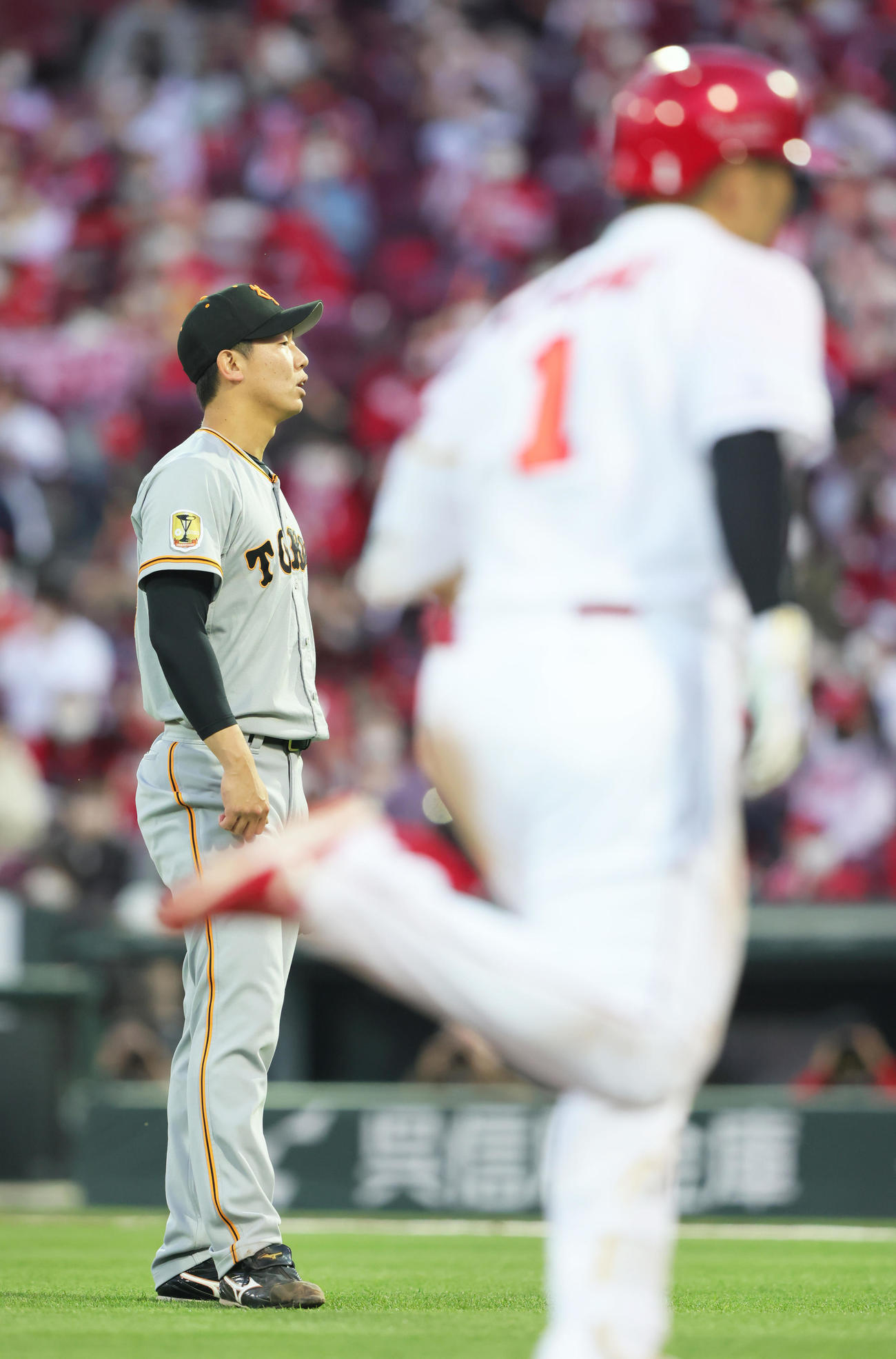 広島対巨人　3回裏広島2死二塁、鈴木誠（右）に左越え2点本塁打を浴びた畠（撮影・足立雅史）