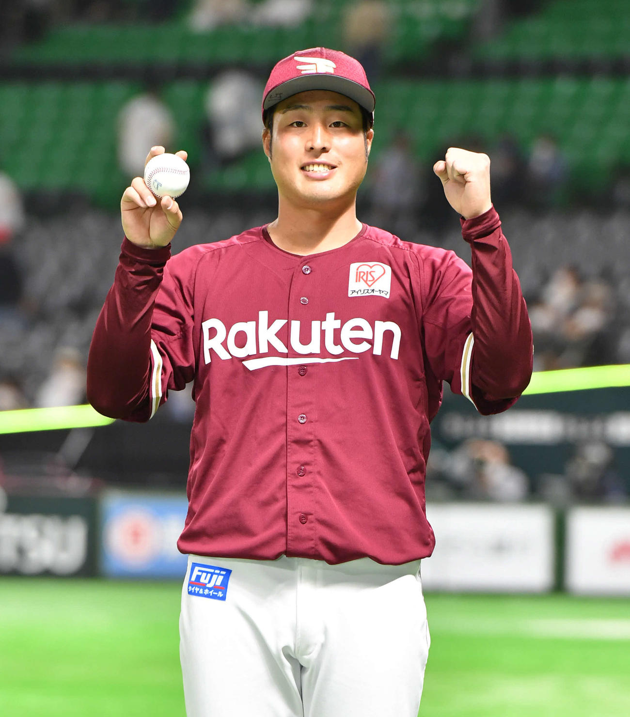 ソフトバンク対楽天　今季2勝目を挙げ、勝利球を手にガッツポーズする滝中（撮影・岩下翔太）