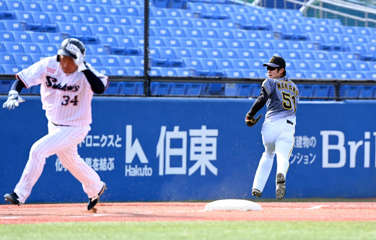 5回裏ヤクルト1死二塁、三塁のベースカバーに入った中野だが、大山の悪送球で捕球出来ず（撮影・たえ見朱実）