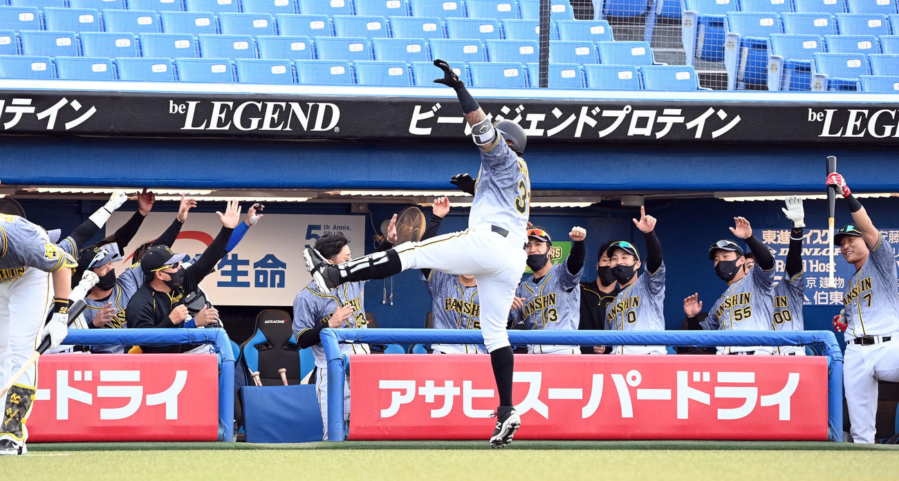 7回表阪神1死、中越えに勝ち越しのソロ本塁打を放ったマルテとポーズを決めるナイン（撮影・たえ見朱実）
