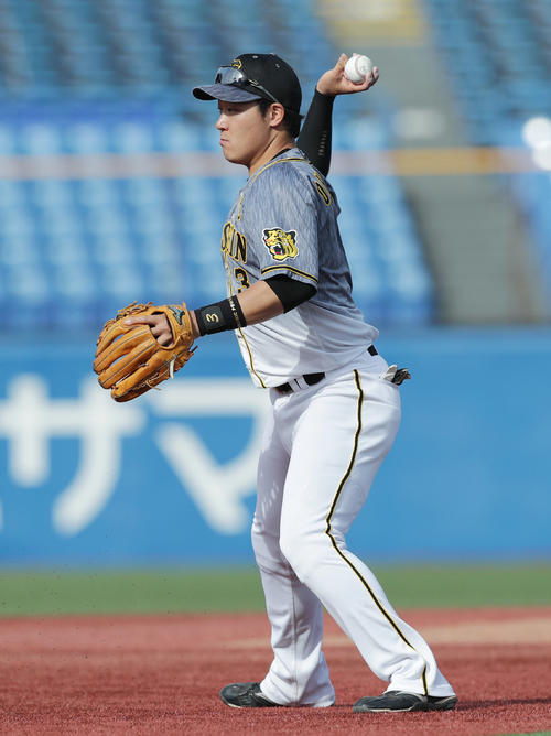 ヤクルト対阪神 5回裏ヤクルト1死二塁、中村の打球をさばき三塁へ悪送球する大山(撮影・前田充)