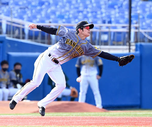 5回裏ヤクルト1死二塁、三塁のベースカバーに入った中野だが、大山の悪送球で捕球出来ず(撮影・たえ見朱実)