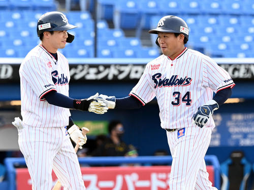 5回裏ヤクルト1死二塁、三失で生還する田口(撮影・たえ見朱実)