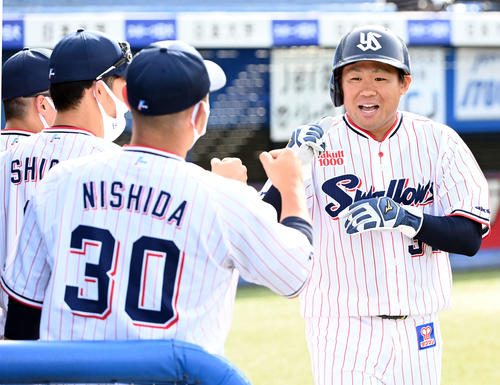 5回裏ヤクルト1死二塁、三失で生還した田口(撮影・たえ見朱実)