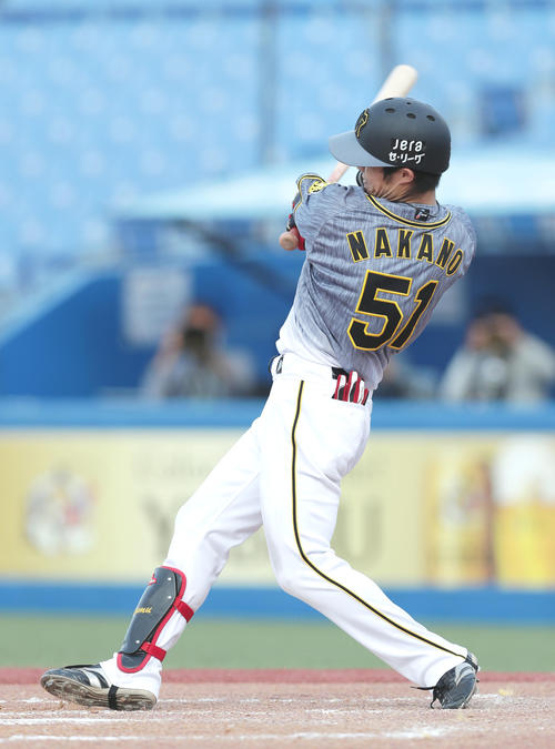 8回表阪神1死二塁、右越え2点本塁打を放つ中野拓夢(撮影・前田充)