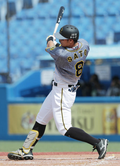 ヤクルト対阪神 2回表阪神無死一塁、左前打を放つ佐藤輝(撮影・前田充)