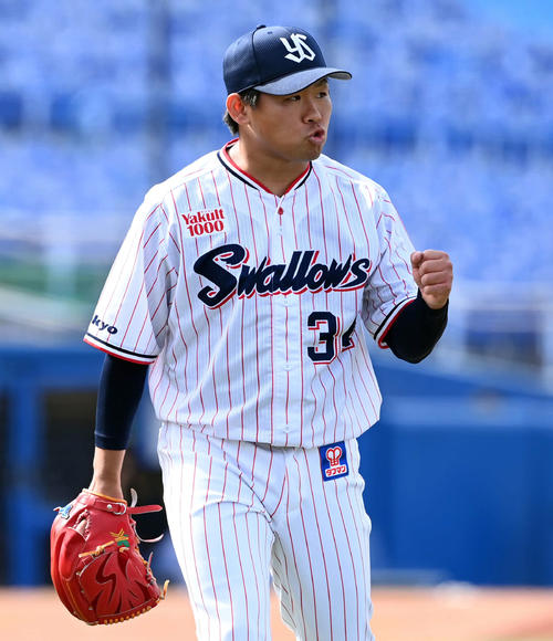 3回表阪神1死一、三塁、大山を併殺打に打ち取りガッツポーズを決める田口(撮影・たえ見朱実)