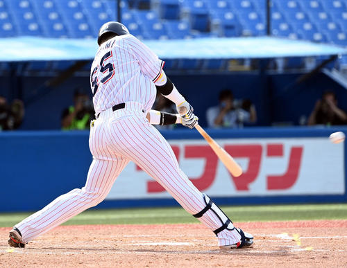 4回裏ヤクルト無死二塁、左前に同点の適時打を放つ村上(撮影・たえ見朱実)