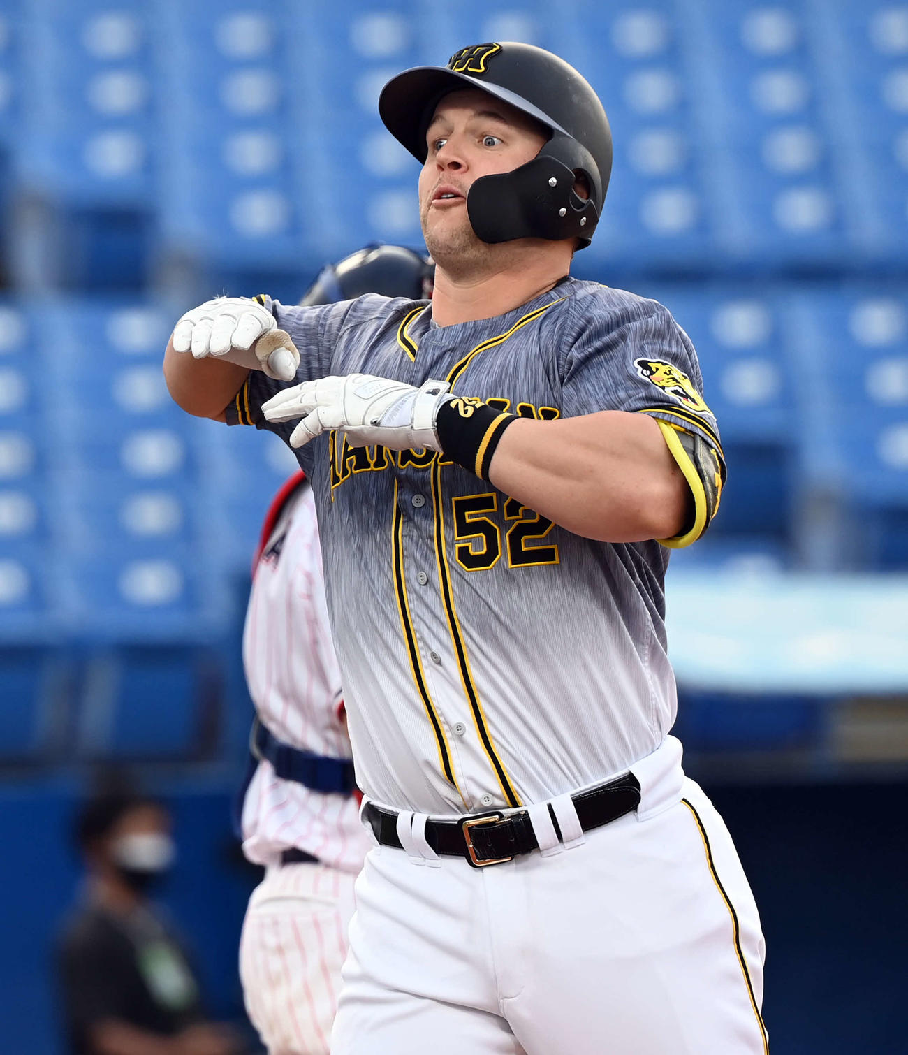 ヤクルト対巨人　9回表阪神1死三塁、2点本塁打を放ったサンズ（撮影・たえ見朱実）