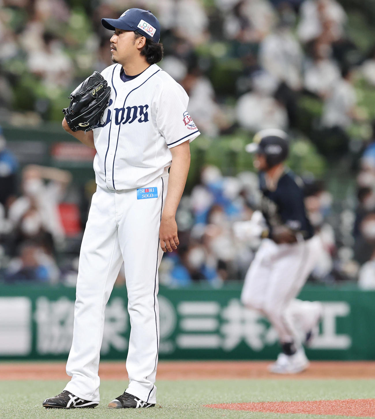 西武対オリックス　8回表オリックス無死一塁、ロメロ（右）に2点本塁打を浴びぼうぜんと立ちつくす小川（撮影・垰建太）