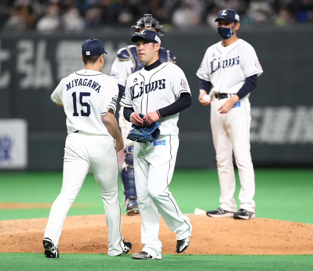 1日の日本ハム戦、9回裏に途中降板する増田