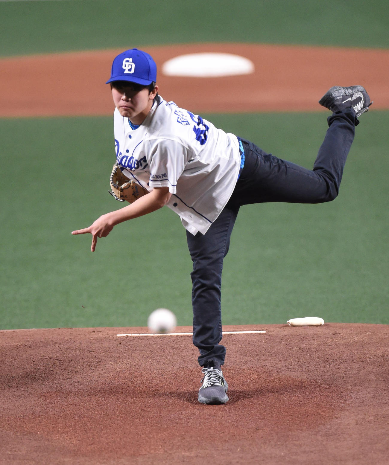 中日対DeNA　試合前のセレモニアルピッチをする鈴木福（撮影・森本幸一）