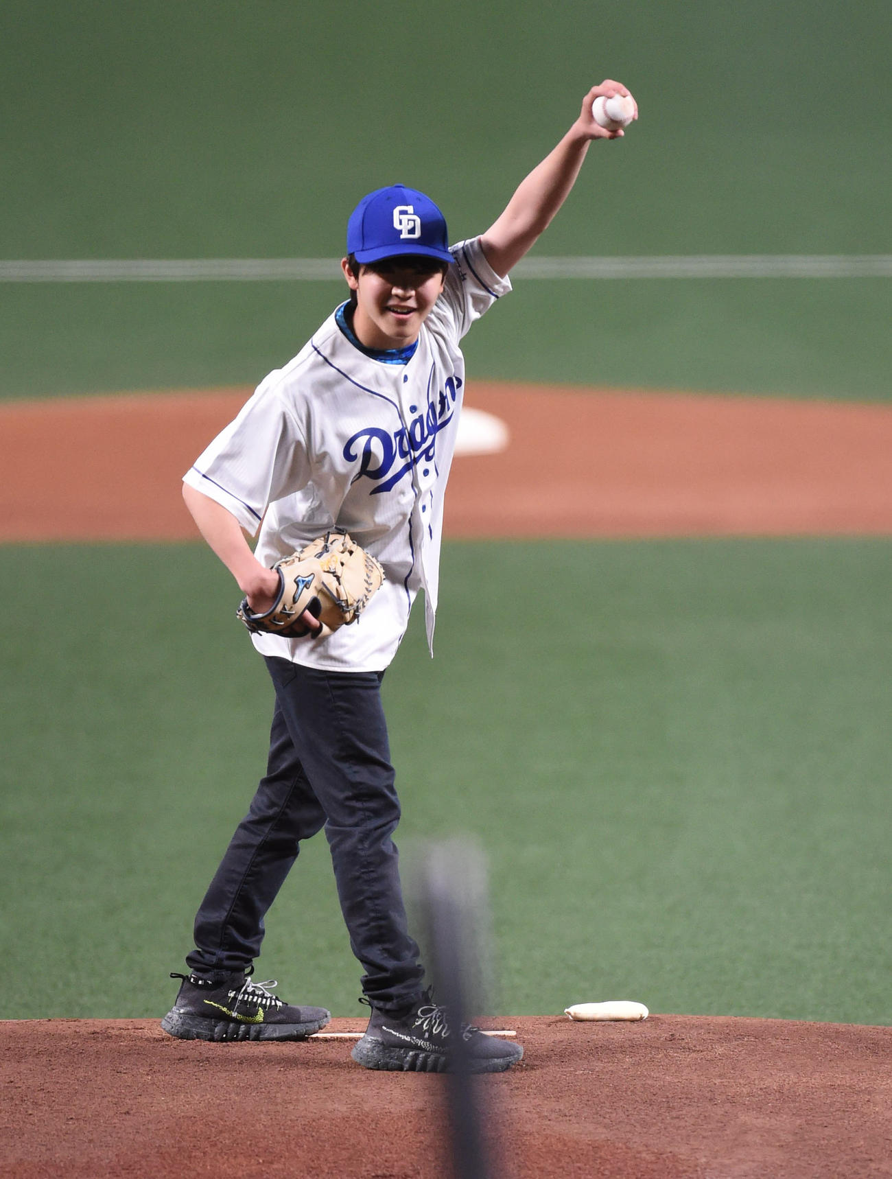 中日対DeNA　試合前のセレモニアルピッチで福敬登のものまねをする鈴木福（撮影・森本幸一）