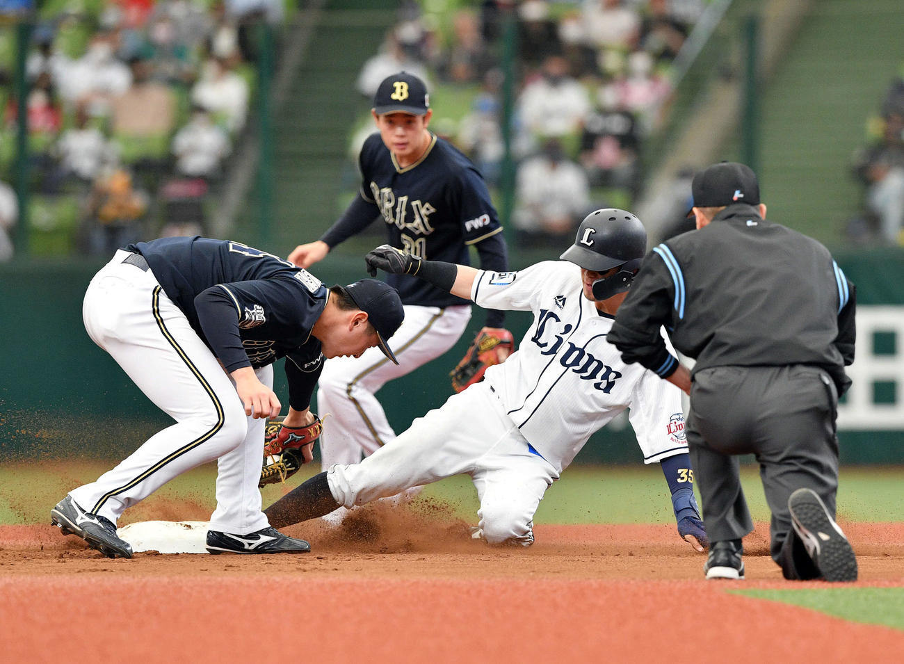 西武対オリックス　1回裏西武無死一塁、若林（右）は二盗を決める。左は紅林（撮影・滝沢徹郎）