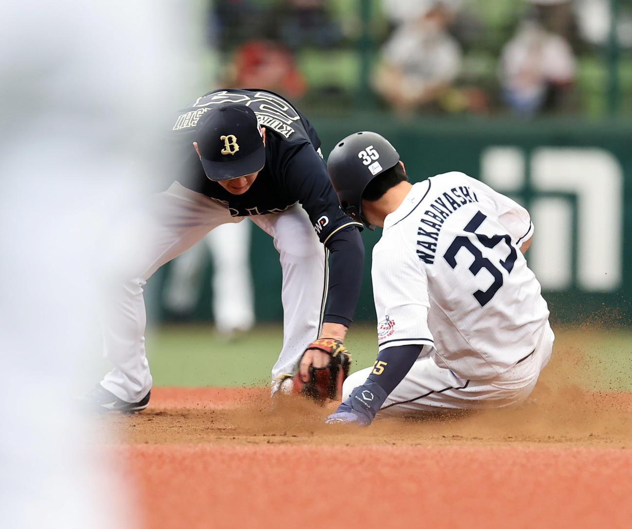 西武対オリックス　1回裏西武無死一塁、二盗を決める若林（撮影・垰建太）