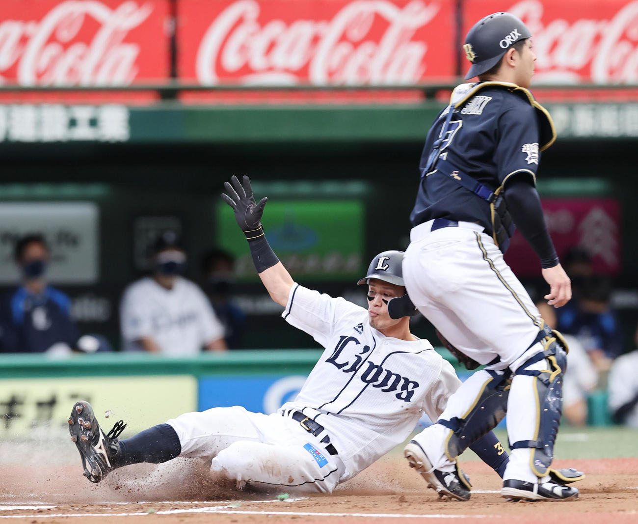 西武対オリックス　1回裏西武1死三塁、森の犠飛で生還する若林（撮影・垰建太）