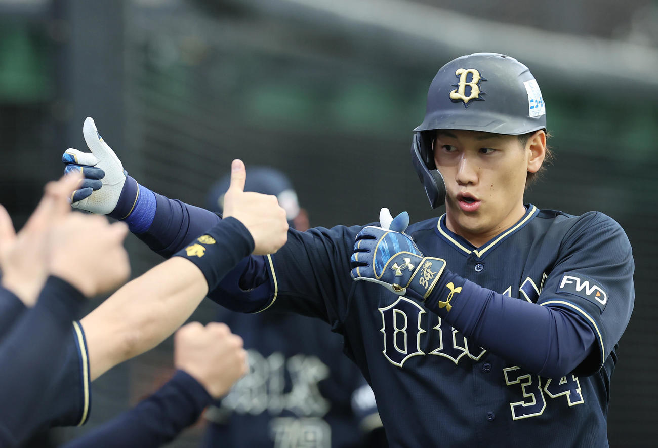 西武対オリックス　3回表オリックス無死、ソロ本塁打を放ちポーズを決める吉田正（撮影・垰建太）