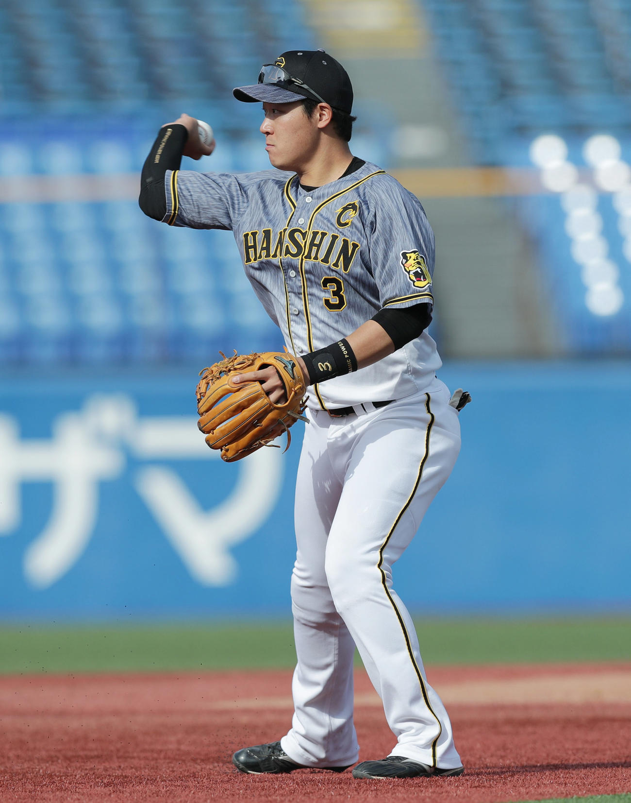 ヤクルト対阪神　5回裏ヤクルト1死二塁、中村の打球をさばき三塁へ悪送球する大山（撮影・前田充）