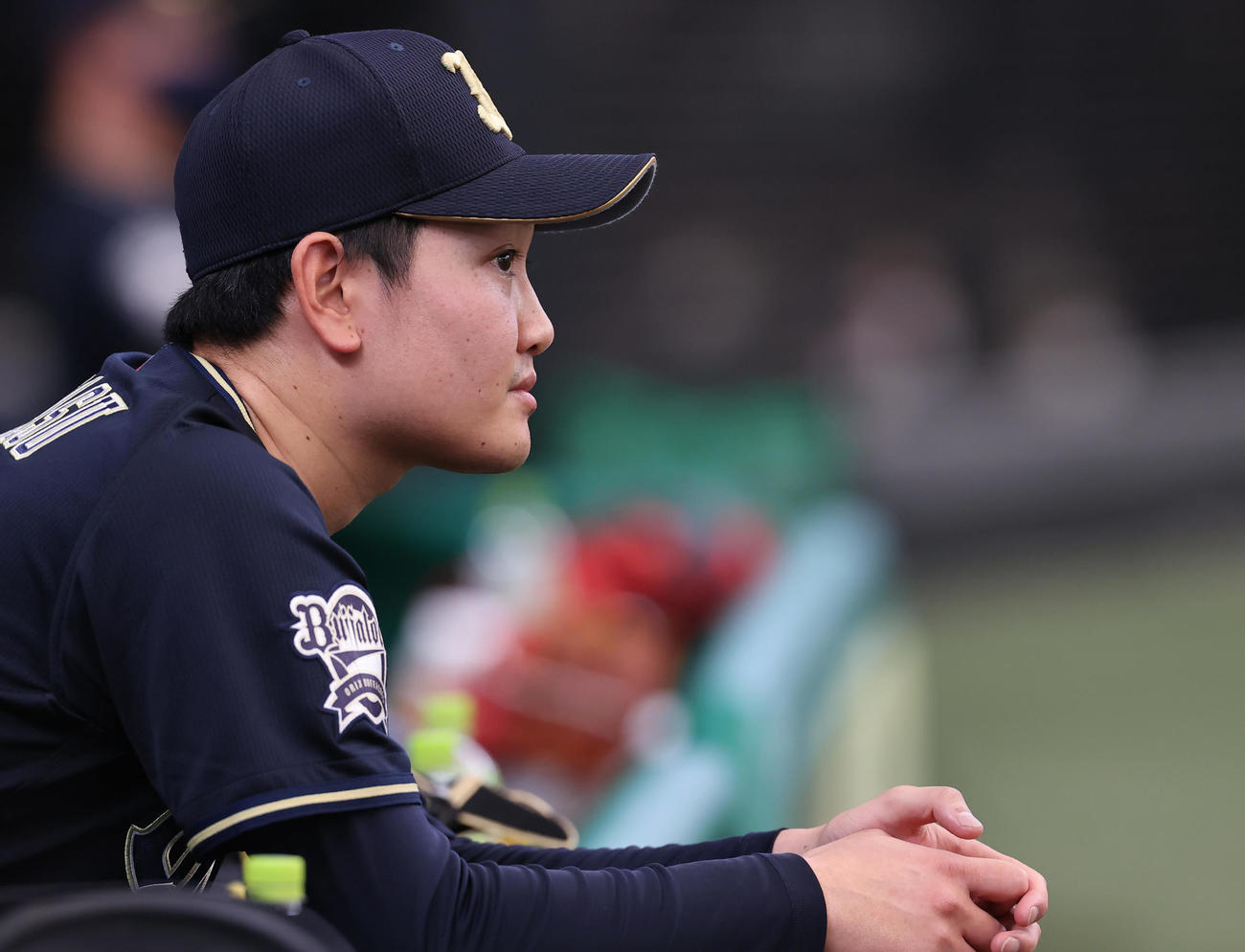 西武対オリックス　5回裏西武1死満塁、愛斗の適時二塁打で勝ち投手の権利がなくなりベンチでぼうぜんとする竹安（撮影・垰建太）