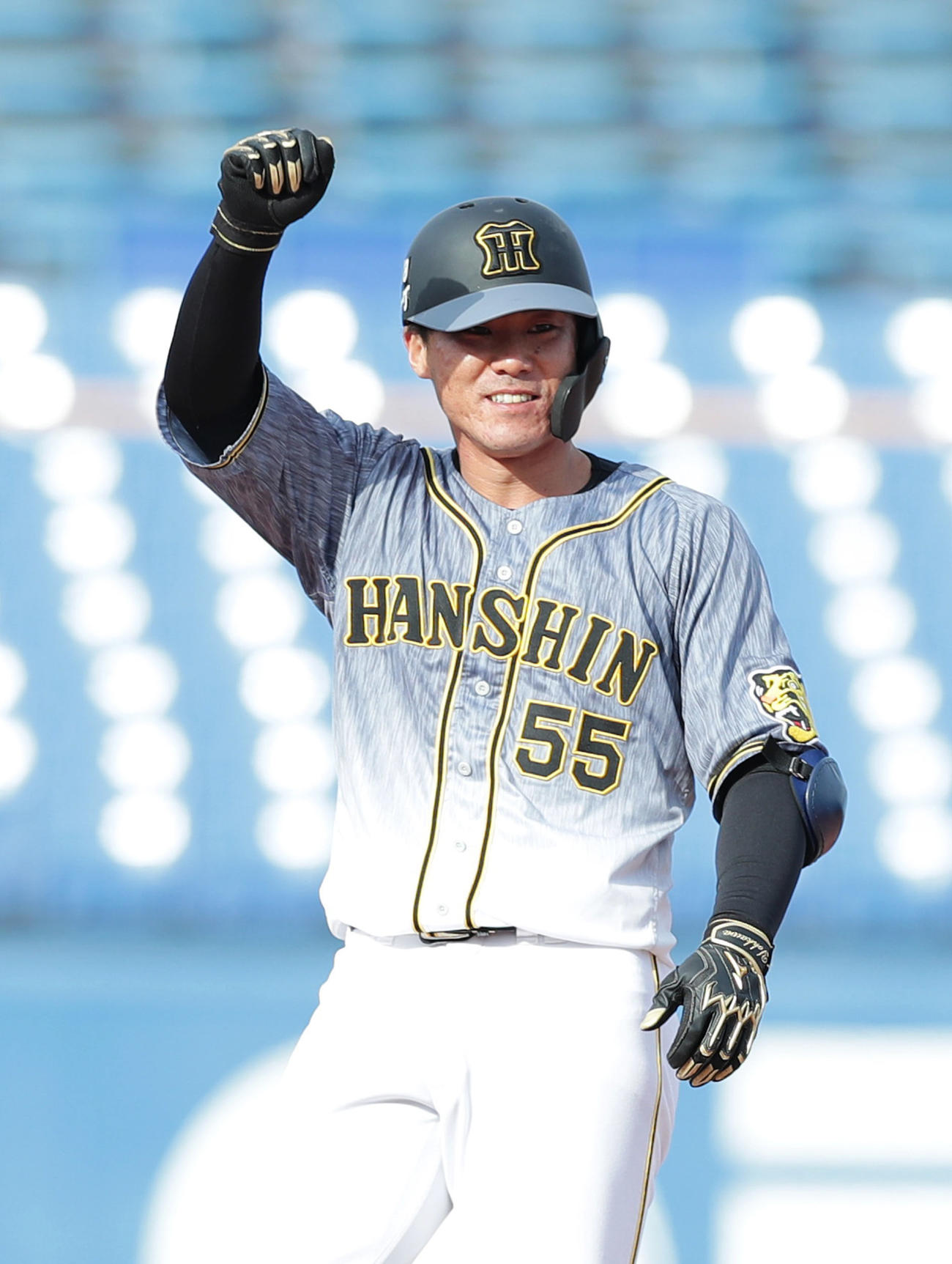 ヤクルト対阪神　6回表阪神2死一、二塁、代打陽川は左中間へ2点適時二塁打を放ち笑顔でガッツポーズ（撮影・前田充）