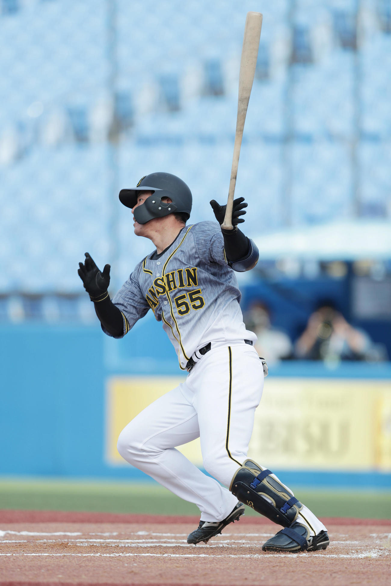 ヤクルト対阪神　6回表阪神2死一、二塁、代打陽川は左中間へ2点適時二塁打を放つ（撮影・前田充）