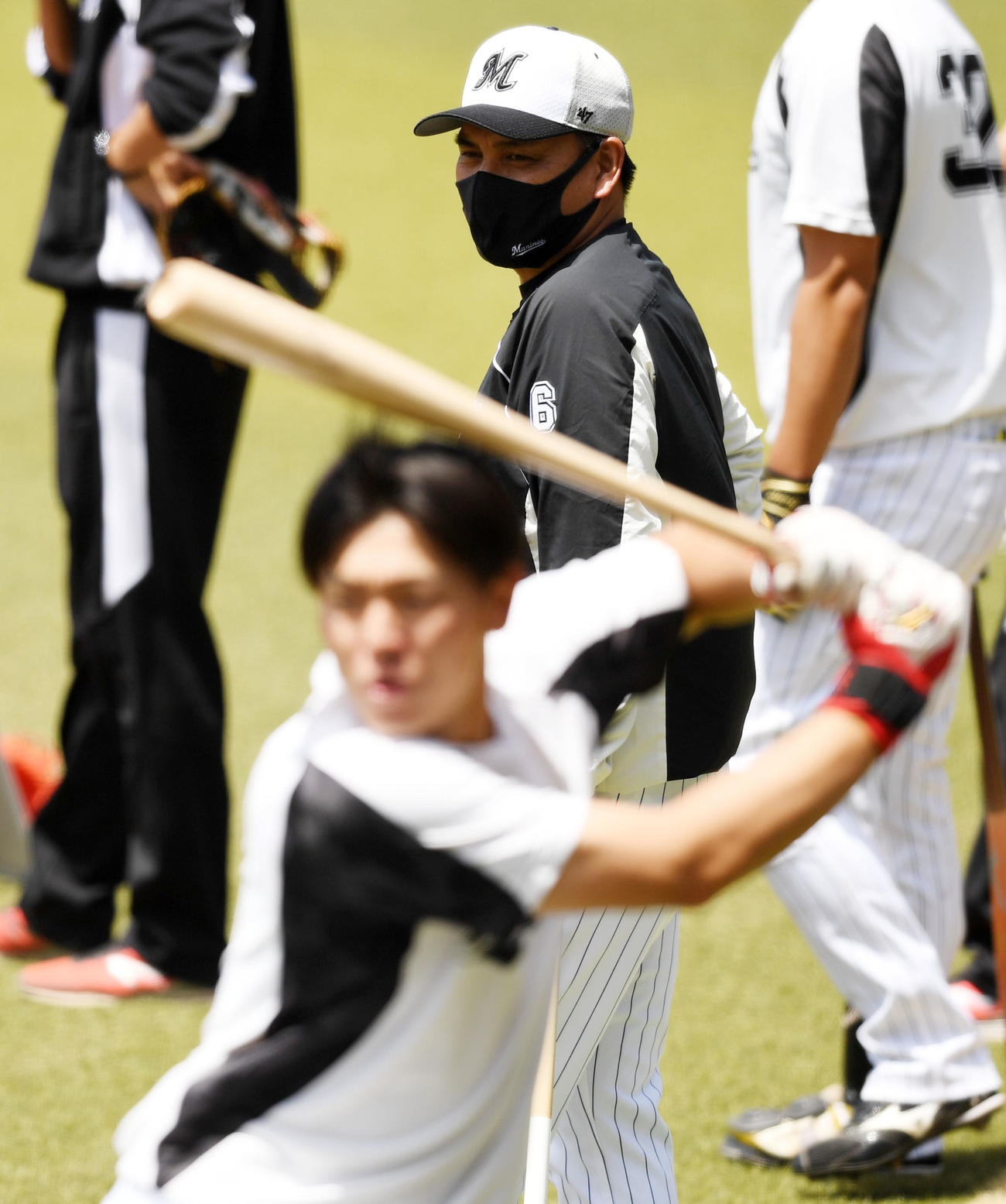 ロングティーをするロッテ安田（手前）を見つめる井口監督（撮影・横山健太）