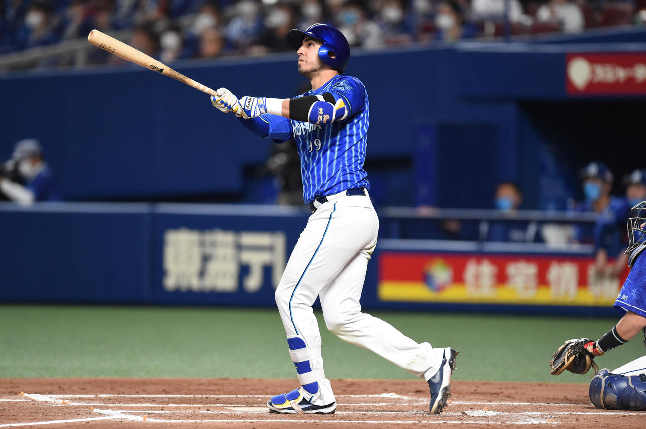 中日対DeNA 2回表DeNA1死一、二塁、左越え3点本塁打を放ったソト（撮影・森本幸一）