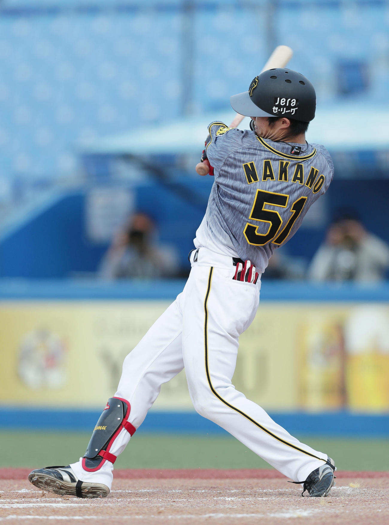 ヤクルト対阪神　8回表阪神1死二塁、右越え2点本塁打を放つ中野（撮影・前田充）