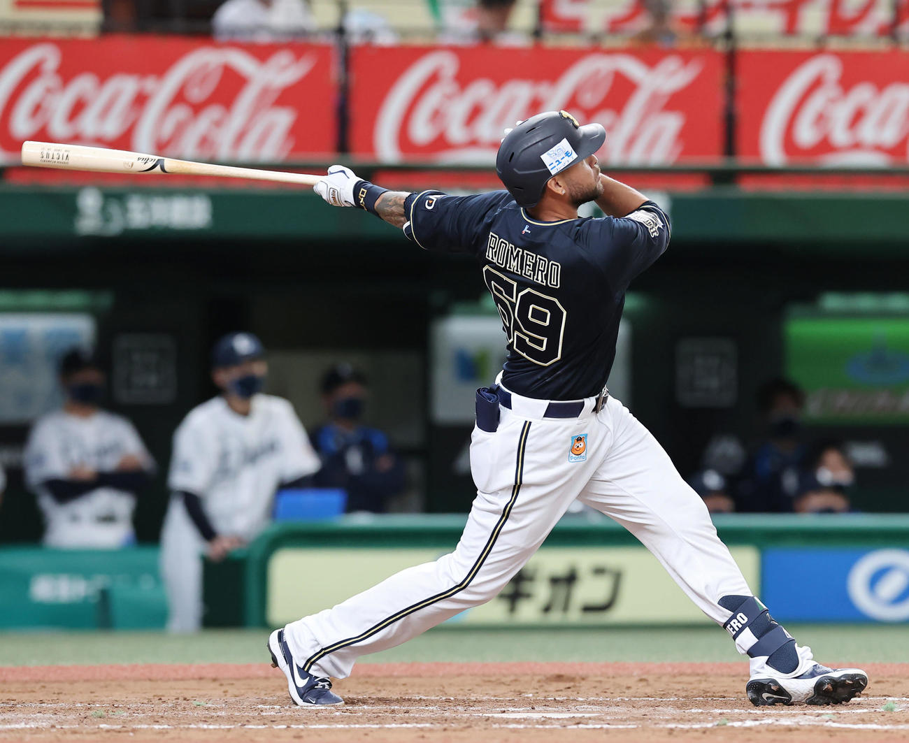 西武対オリックス　8回表オリックス無死一塁、左越え2点本塁打を放つロメロ（撮影・垰建太）