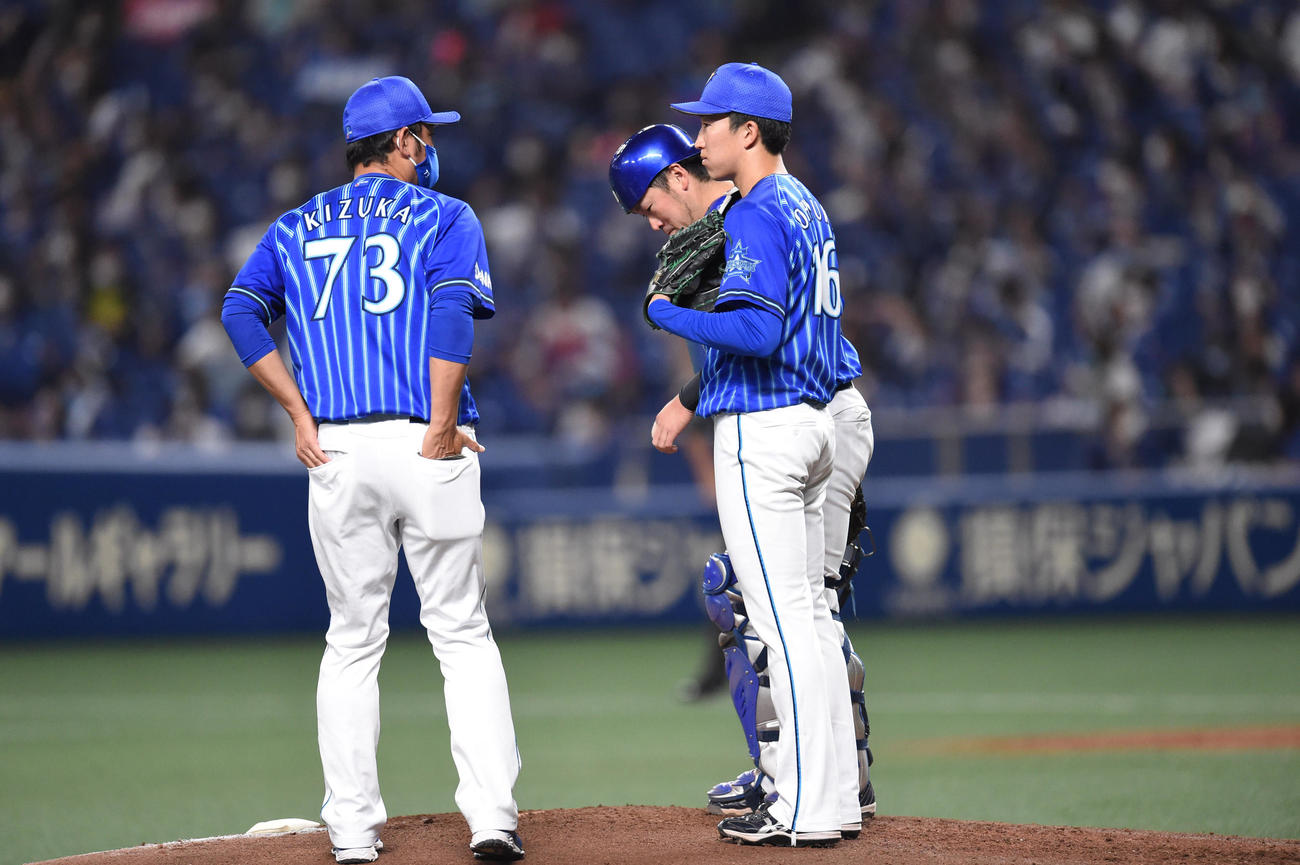中日対DeNA 1回裏中日1死二、三塁、マウンドの大貫のもとに集まるDeNAナイン（撮影・森本幸一）