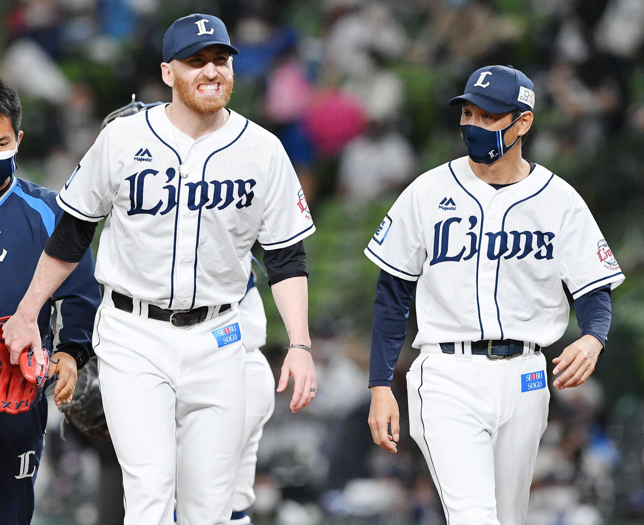 西武対オリックス　9回表オリックス無死、吉田正の投手強襲打を受けたギャレット（左）は苦痛の表情を浮かべベンチへ引き揚げる（撮影・滝沢徹郎）