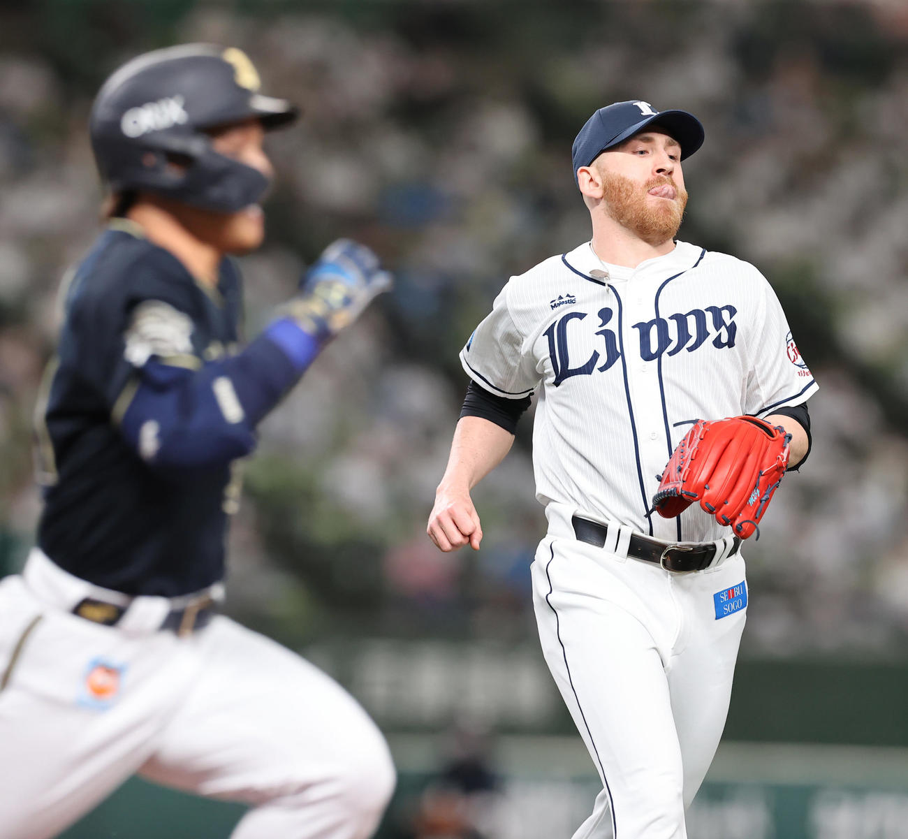 西武対オリックス　9回表オリックス無死、吉田正（左）の強烈な打球を受けながらベースカバーに向かうギャレット（撮影・垰建太）