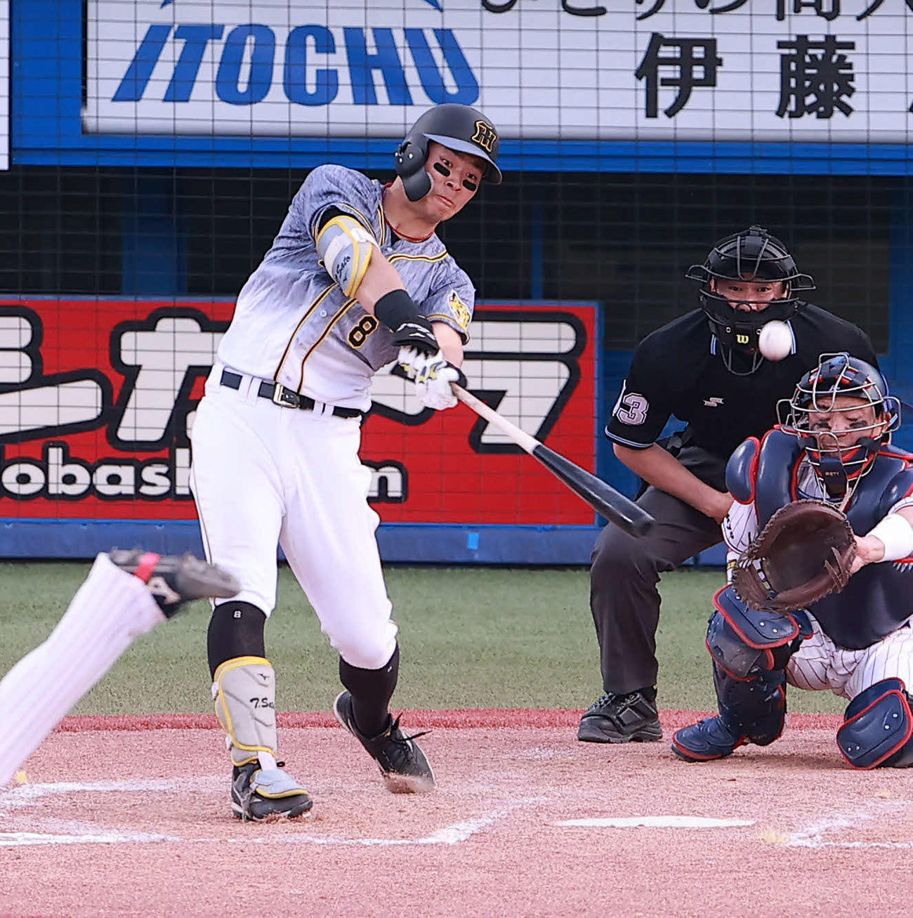 ヤクルト対阪神　9回表阪神1死、杉山晃基から左越え本塁打を放つ佐藤輝（撮影・野上伸悟）