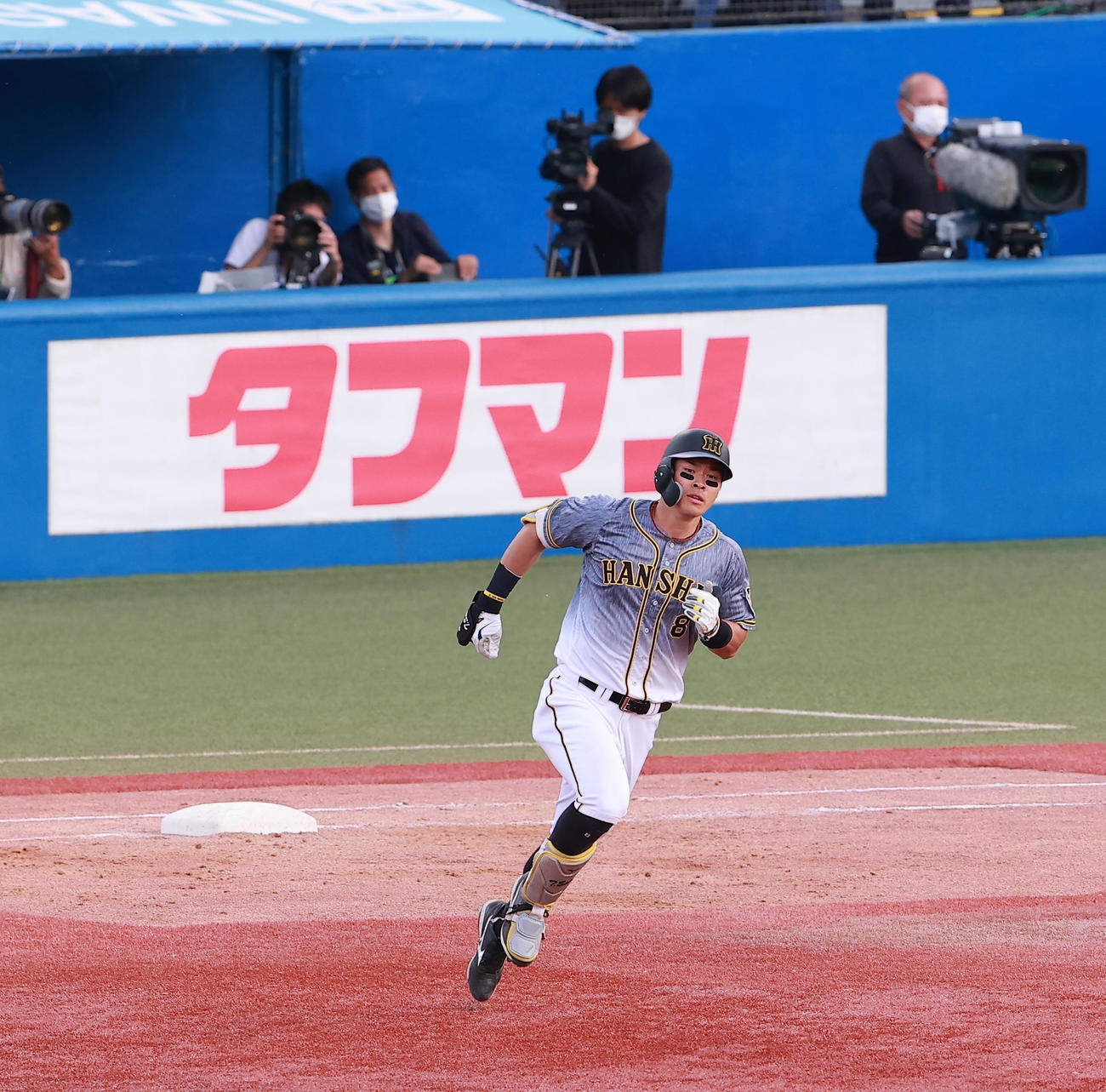ヤクルト対阪神　9回表阪神1死、左越え本塁打を放ち二塁に向かう佐藤輝（撮影・野上伸悟）