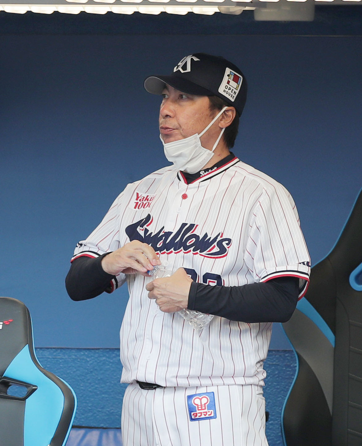 ヤクルト対阪神　8回、厳しい表情で試合を見つめるヤクルト高津監督（撮影・前田充）