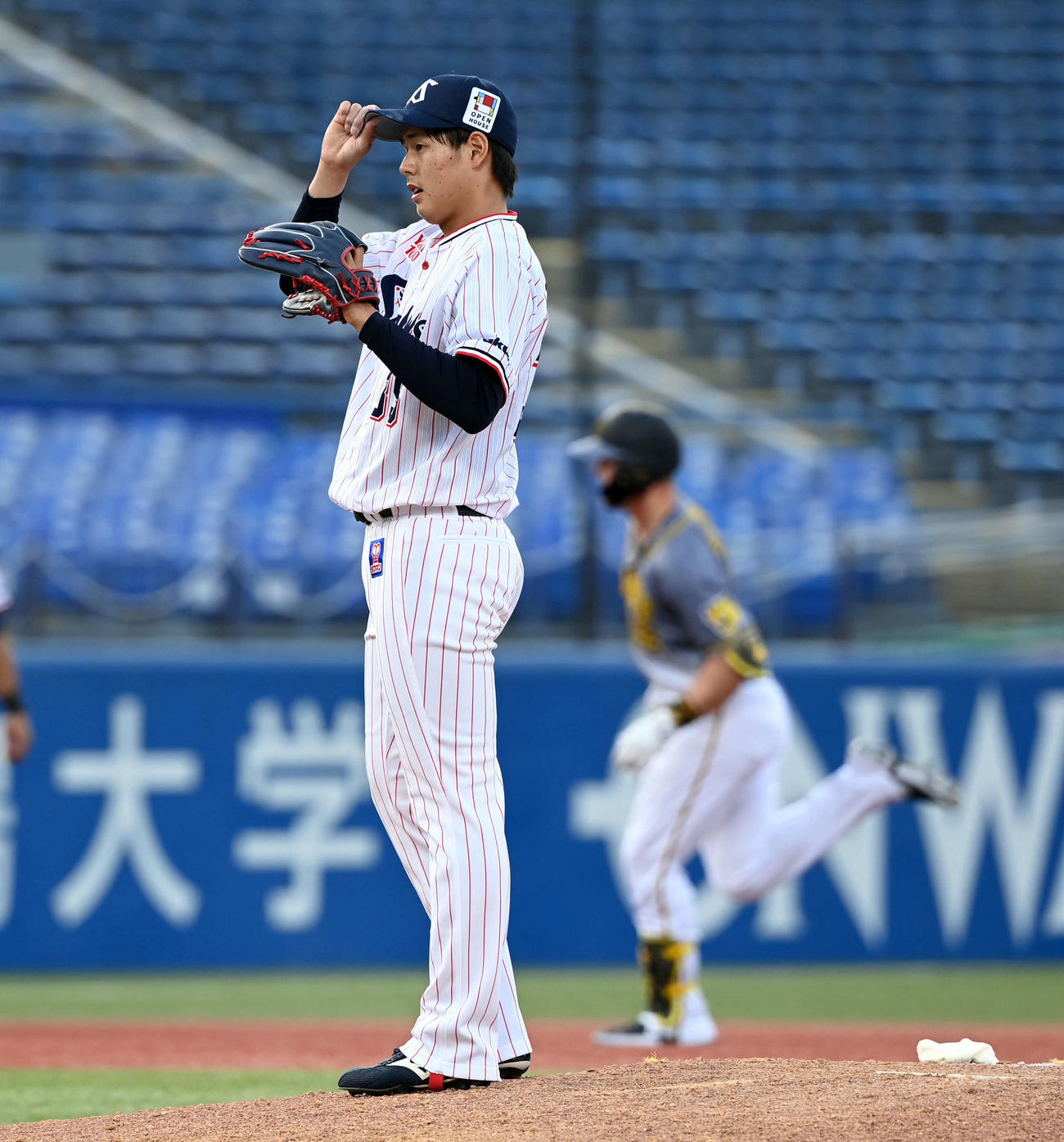 ヤクルト対巨人　9回表阪神1死三塁、サンズに2点本塁打を浴びる杉山（撮影・たえ見朱実）