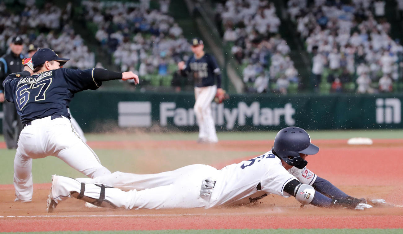 西武対オリックス　9回裏西武2死一、三塁、サヨナラの好機で一塁に滑り込むも二ゴロに倒れる源田（撮影・垰建太）
