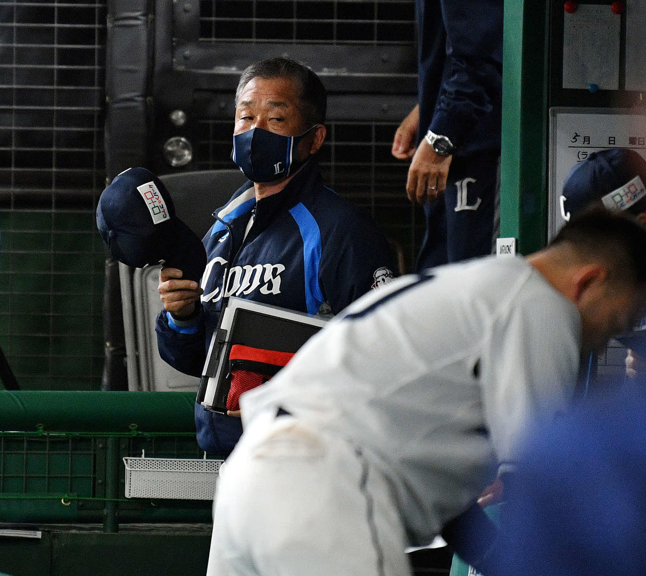 西武対オリックス　引き分けに終わり悔しげな表情で引き揚げる西武辻監督（奥）（撮影・滝沢徹郎）