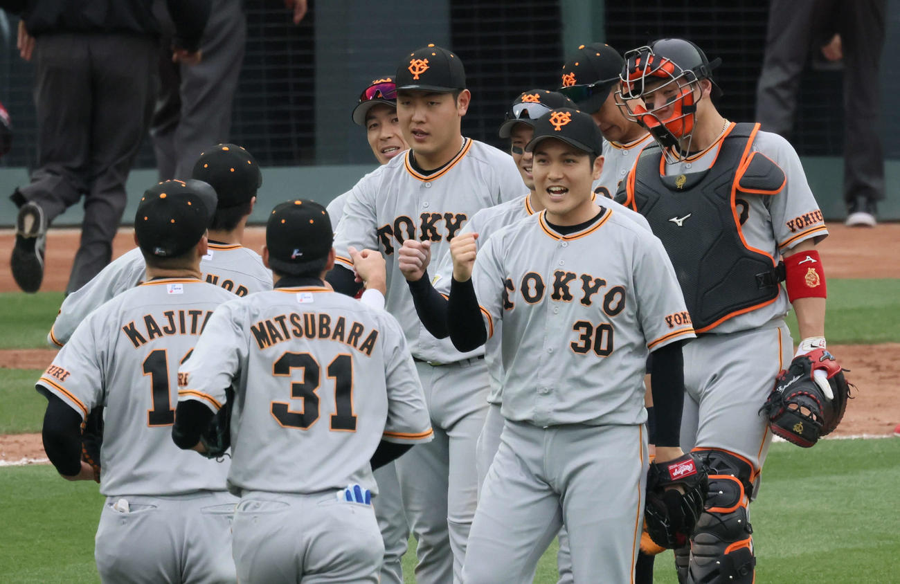 広島対巨人　ドローの巨人ナイン（撮影・加藤孝規）