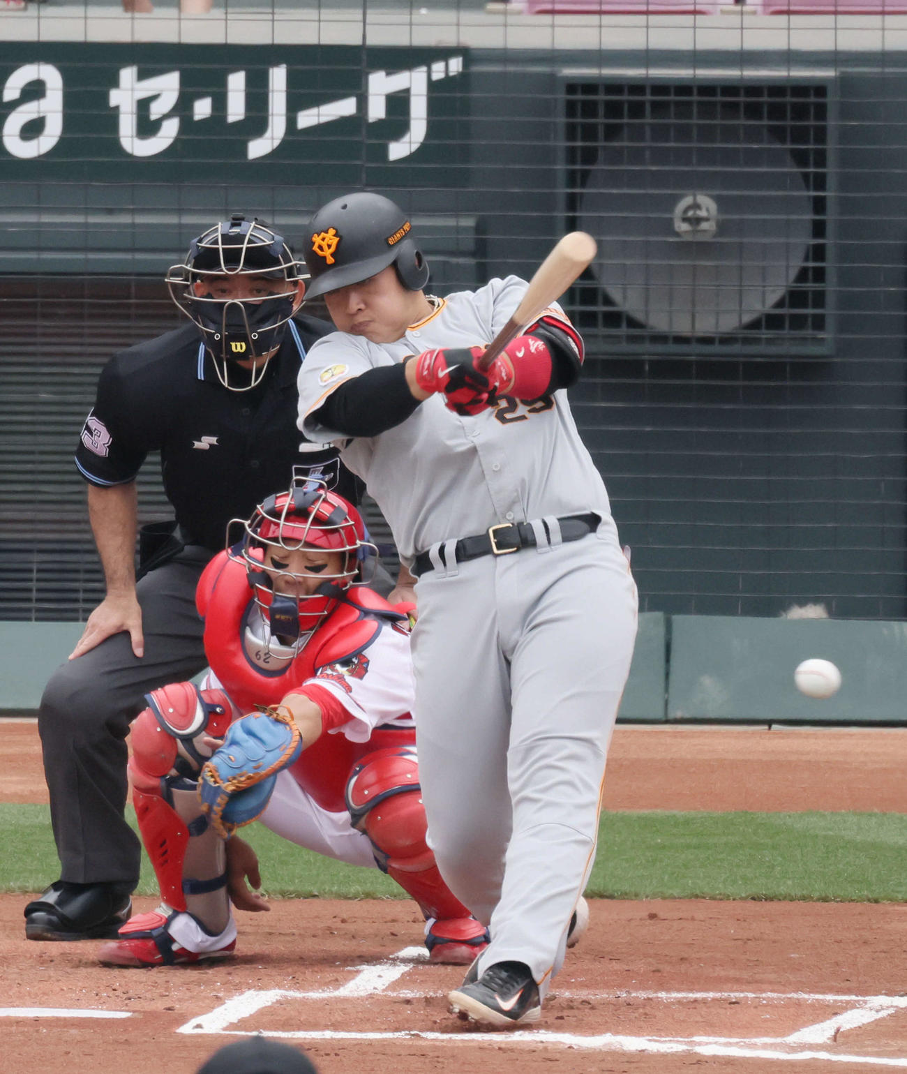 広島対巨人　1回表巨人2死一塁、岡本は左前打を放つ（撮影・加藤孝規）