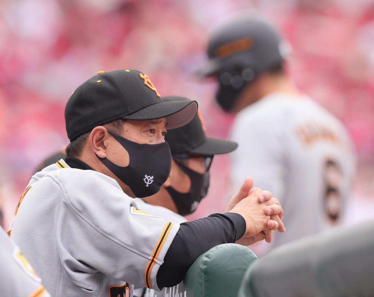 広島対巨人　1回表巨人無死一塁、試合を見つめる原監督。後方は中飛に倒れた坂本（撮影・足立雅史）