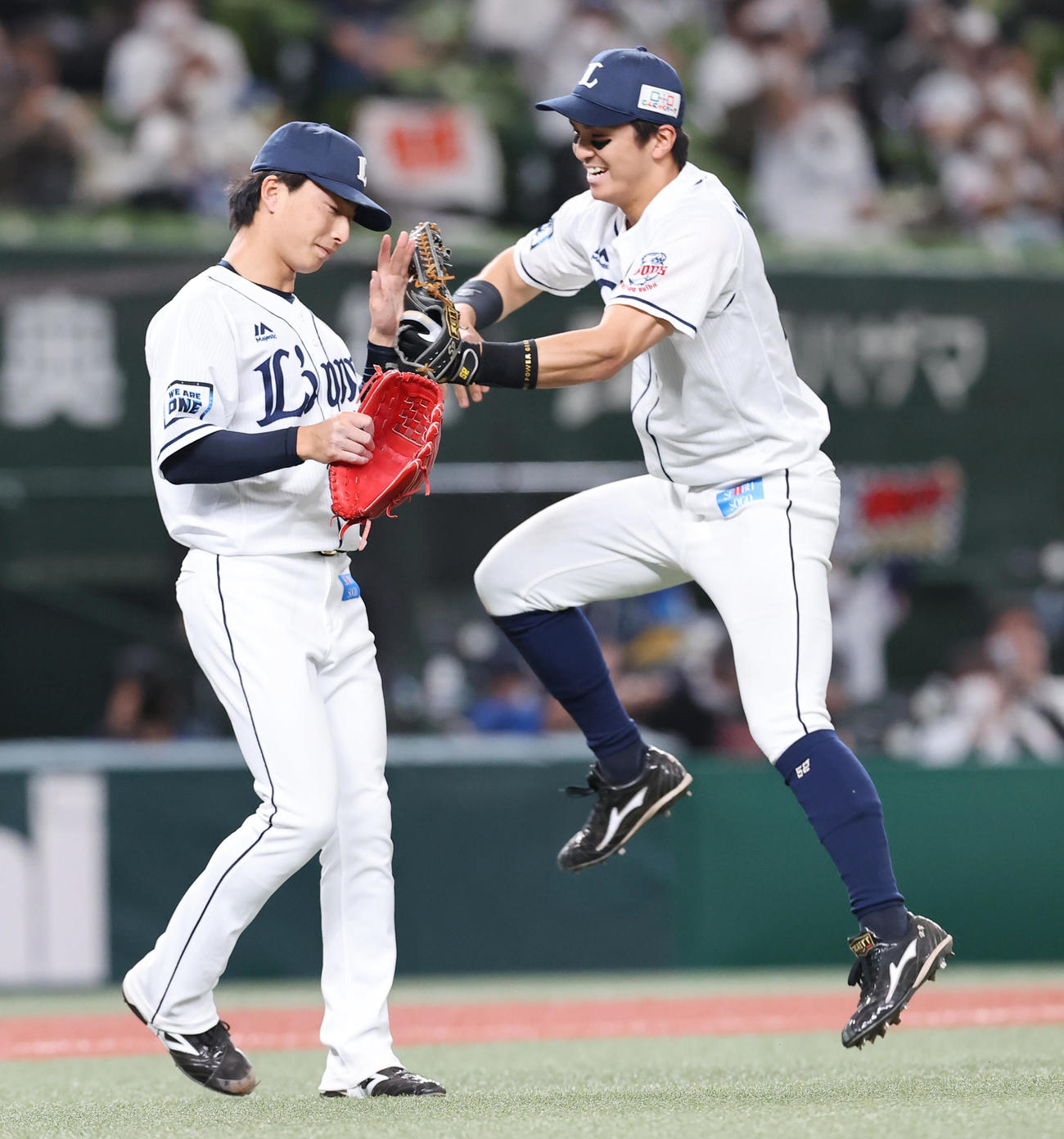西武対オリックス　9回表オリックス1死満塁、紅林を一ゴロ併殺に仕留めピンチをしのいだ森脇（左）は、喜び飛び上がる山田と笑顔でタッチを交わす（撮影・垰建太）