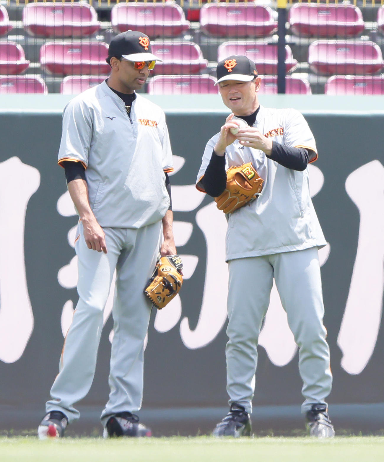 巨人サンチェス（左）に球の握りを指導する桑田投手チーフコーチ補佐（撮影・足立雅史）