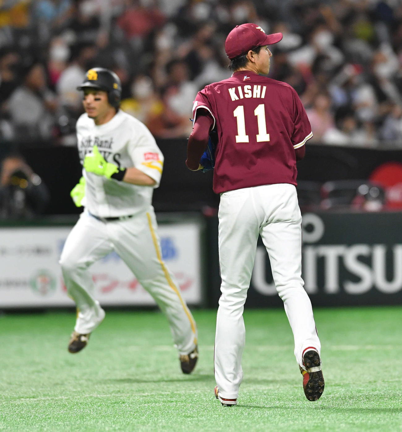 ソフトバンク対楽天　2回裏ソフトバンク2死一塁、今宮に勝ち越しの中越え三塁打を打たれた岸、左は生還する松田（撮影・岩下翔太）