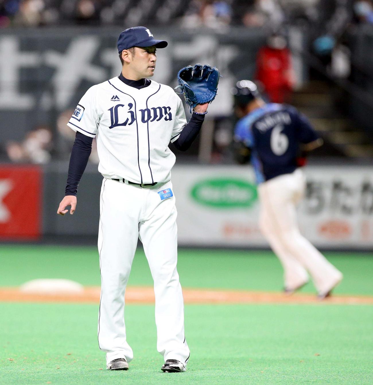 9回裏日本ハム無死一塁、中田（右奥）に左越え2点本塁打を浴びる西武増田（2021年5月1日撮影）