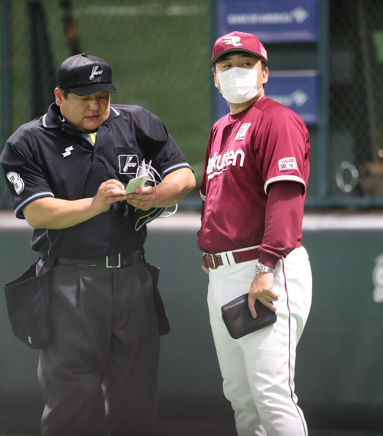 ソフトバンク対楽天　イニングの合間に選手交代を審判に告げる石井一久監督（撮影・梅根麻紀）