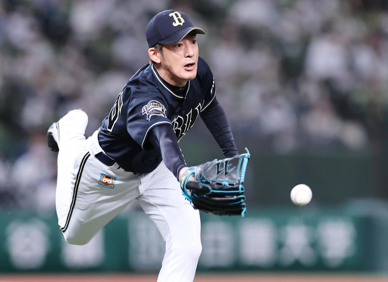 西武対オリックス　9回裏西武無死、呉の打球が体に当たるも必死のグラブトスで投ゴロに仕留める能見（撮影・垰建太）