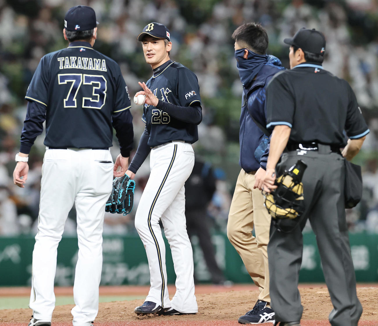 西武対オリックス　9回裏西武無死、呉の打球が体に当たった能見（中央）はスタッフの心配をよそに笑顔で平気とアピールする（撮影・垰建太）