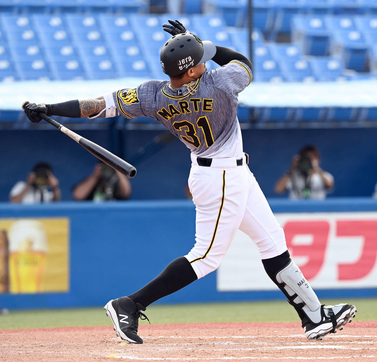7回表阪神1死、中越えに勝ち越しのソロ本塁打を放つマルテ（撮影・たえ見朱実）