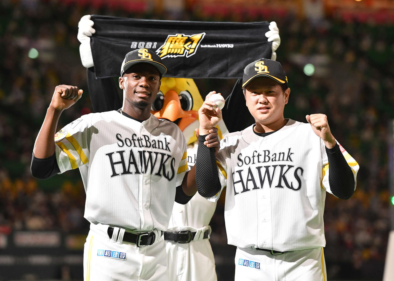 ソフトバンク対楽天　今季初勝利を挙げ、勝利球を手にガッツポーズする津森（右）とモイネロ（撮影・岩下翔太）